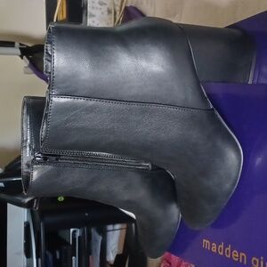 New Madden girl black leather ankle boots.never worn 3 inch hill.with box.